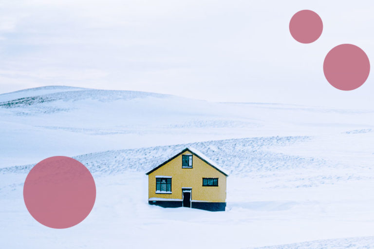 ein schneebedecktes Inselhaus.