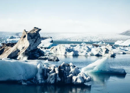 Riesige Eisberge schwimmen in einem eiskalten Gewässer, das einer arktischen Insel im Winter ähnelt.