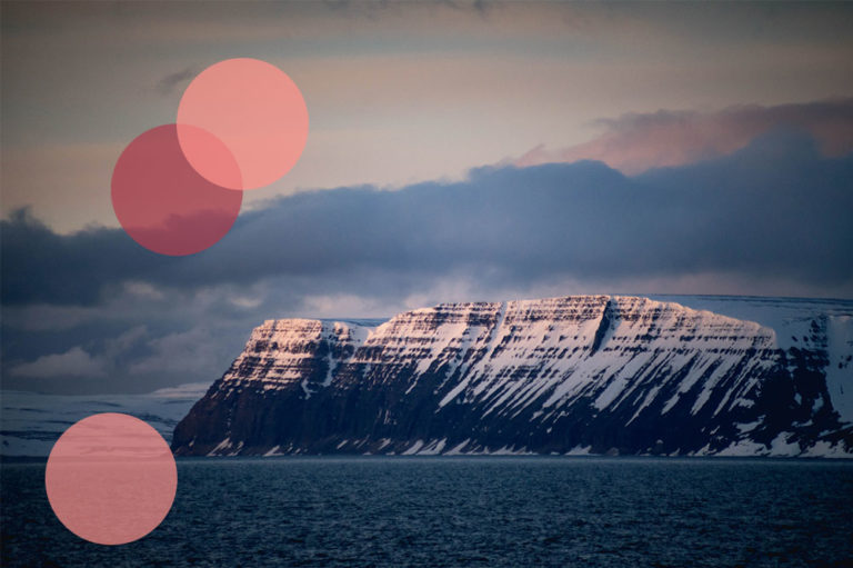 ein Bild eines schneebedeckten Berges mit Kreisen im Vordergrund.