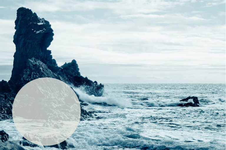 Ein Bild des Ozeans mit einem weißen Kreis in der Mitte, aufgenommen auf meiner ersten Inselreise.