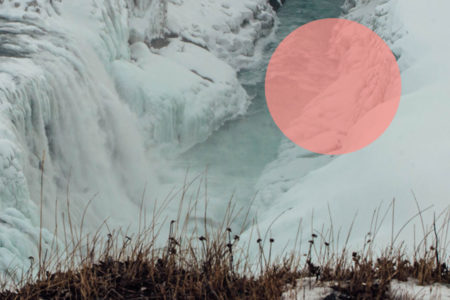 Ein rosa Kreis befindet sich über einem gefrorenen Wasserfall.