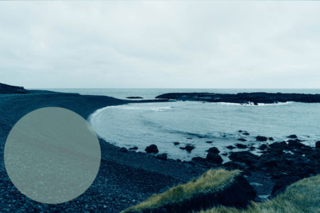 Ein Strandbild mit einem weißen Kreis.