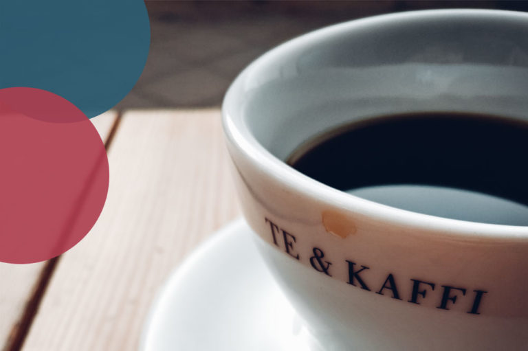 eine Tasse Kaffee auf einer weißen Untertasse.