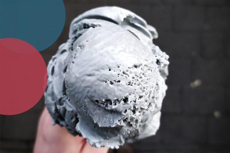 eine Person, die ein Stück Eis in der Hand hält.