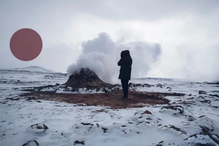 eine Person, die auf einem schneebedeckten Boden steht.
