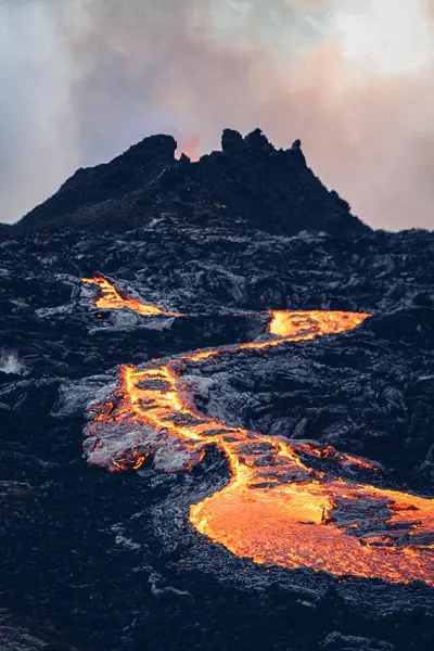 Island Vulkankrater mit Lavafluss im Vordergrund