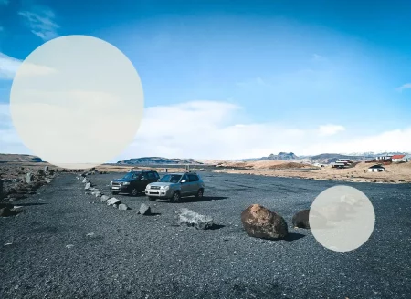 Zwei SUV Mietwagen in Island auf einem großen Parkplatz