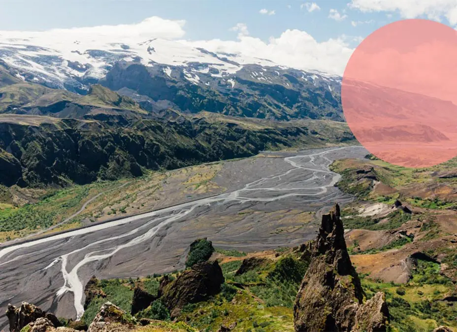 Eine Þórsmörk-Landschaft mit Bergen, einem Fluss und einem rosa Kreis.