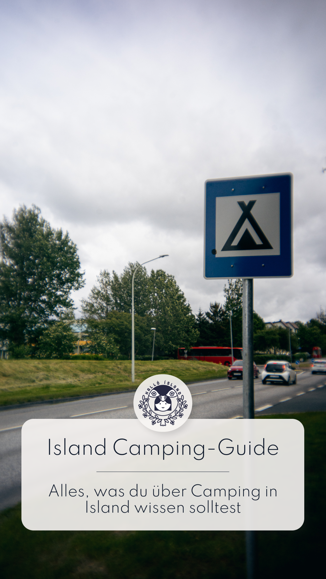 Eine Straße mit Autos führt an einem Campingschild auf einem Pfahl vorbei. Im Hintergrund sind Bäume und ein bewölkter Himmel zu sehen. Der überlagerte Text in Deutsch lautet: Island Camping-Führer. Alles, was du über Camping in Island wissen solltest - entdecke Tipps für dein Abenteuer!.