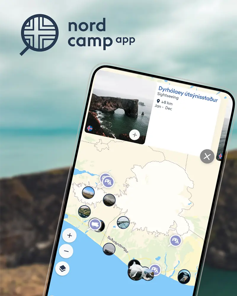 Auf dem Bildschirm eines Smartphones wird die nordcamp-App angezeigt. Sie zeigt eine Karte mit verschiedenen Standortmarkierungen und ein Foto von Dyrhólaey in Island. Das Logo und der Name der App erscheinen in der oberen linken Ecke.