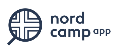 Logo für die Nordcamp-App mit einer Lupe mit kreisförmigem geometrischem Muster, das an Insel-Camping erinnert, auf der linken Seite und dem Namen der App in dunkelblauen Kleinbuchstaben auf der rechten Seite.